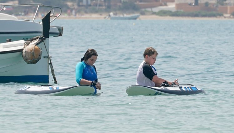 Ingrid Alexandra y Sverre Magnus de Noruega preparándose para surfear en Formentera