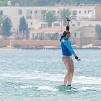 Ingrid Alexandra de Noruega subida a una tabla de surf en Formentera