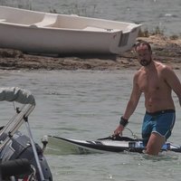 Haakon de Noruega tras practicar deportes acuáticos en Formentera