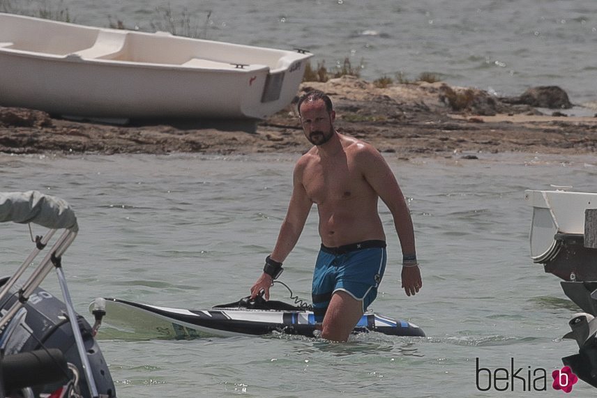 Haakon de Noruega tras practicar deportes acuáticos en Formentera