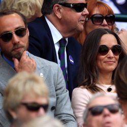 James Middleton y Pippa Middleton disfrutando de un partido de tenis en Wimbledon 2019