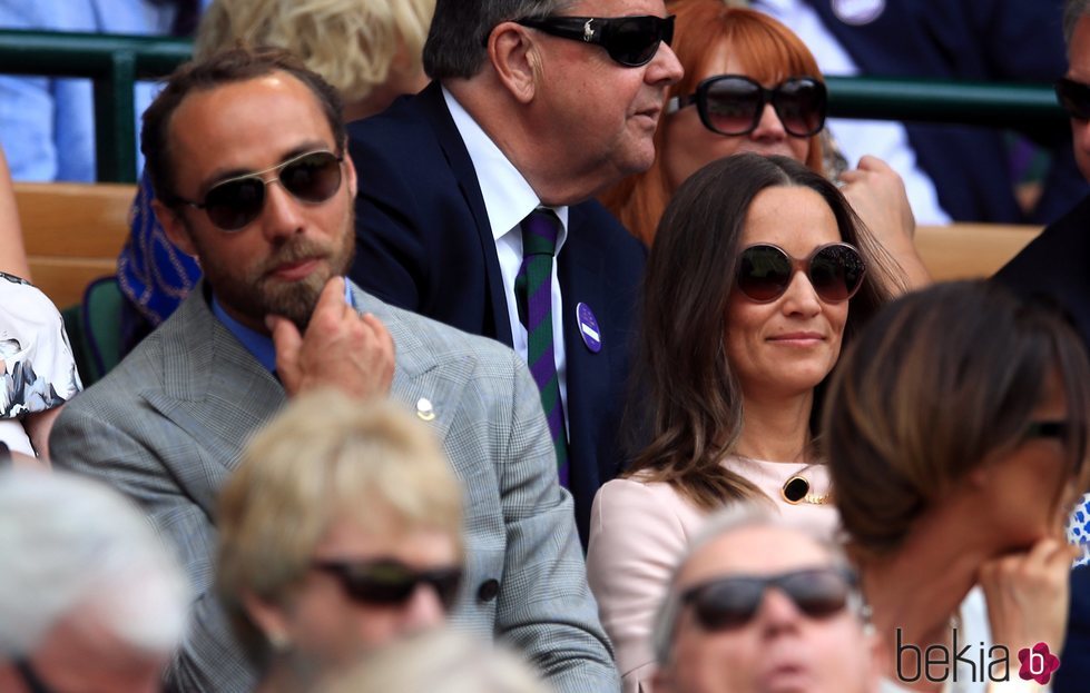 James Middleton y Pippa Middleton disfrutando de un partido de tenis en Wimbledon 2019