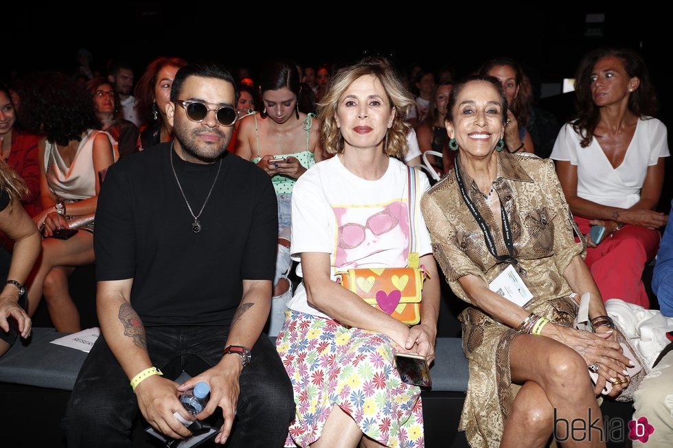 Ágatha Ruiz de la Prada con amigos en el desfile de Custo Barcelona en la MBFWMadrid 2019