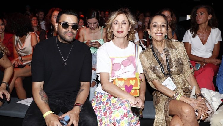 Ágatha Ruiz de la Prada con amigos en el desfile de Custo Barcelona en la MBFWMadrid 2019