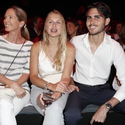 Miranda Rijnsburger con su hijo y su novia en el desfile de Ágatha Ruiz de la Prada en la MBFWMadrid 2019