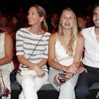 Miranda Rijnsburger con su hijo y su novia en el desfile de Ágatha Ruiz de la Prada en la MBFWMadrid 2019