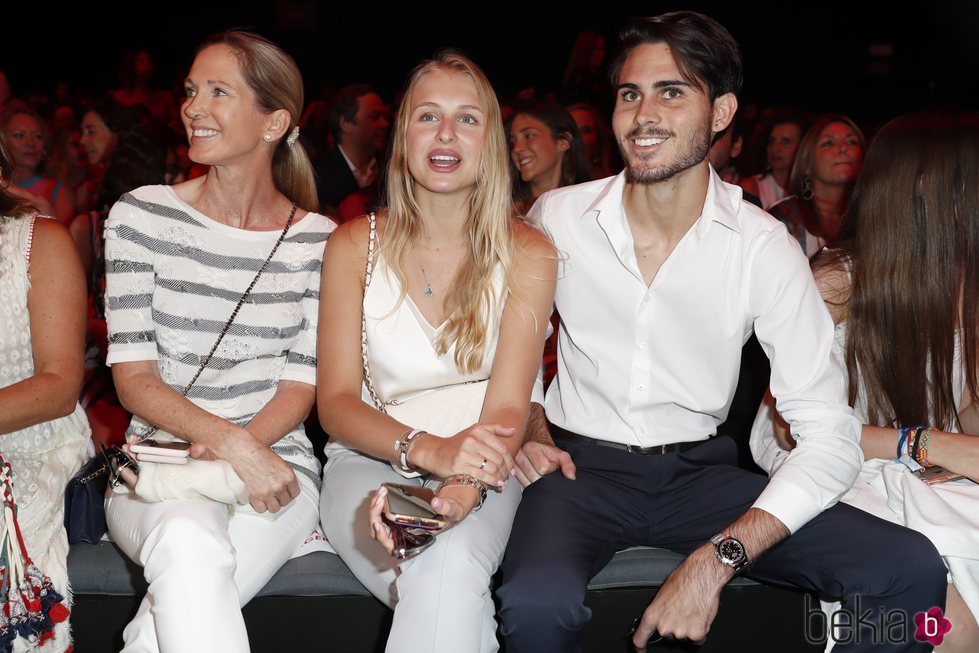 Miranda Rijnsburger con su hijo y su novia en el desfile de Ágatha Ruiz de la Prada en la MBFWMadrid 2019