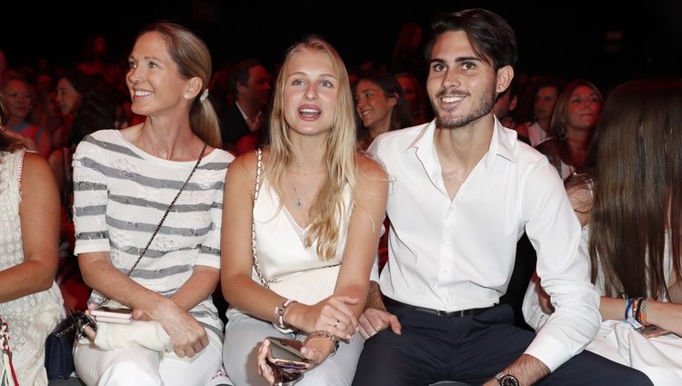 Miranda Rijnsburger con su hijo y su novia en el desfile de Ágatha Ruiz de la Prada en la MBFWMadrid 2019