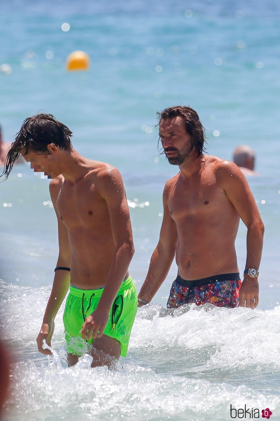 Pirlo y su hijo Niccolo durante sus vacaciones en Ibiza