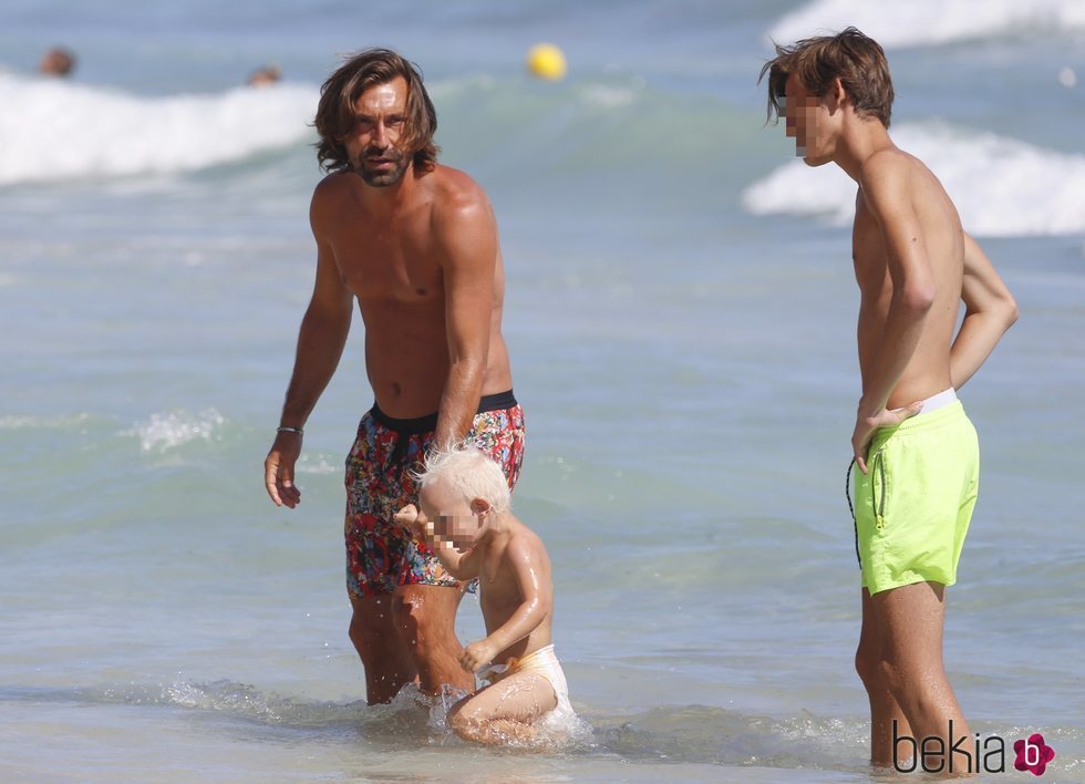 Pirlo con su hijo mayor y su hijo pequeño durante las vacaciones familiares en Ibiza