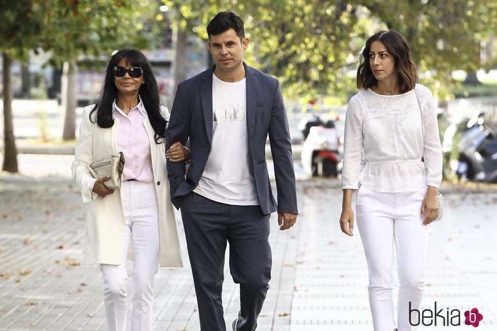 Javier Sánchez Santos y su madre María Edite a la puerta de los Juzgados de Valencia