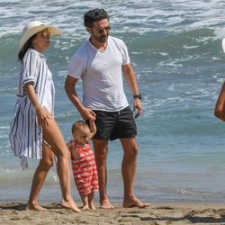 Eva Longoria y su marido Pepe Bastón con su hijo en la playas de Marbella