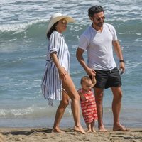 Eva Longoria y su marido Pepe Bastón con su hijo en la playas de Marbella