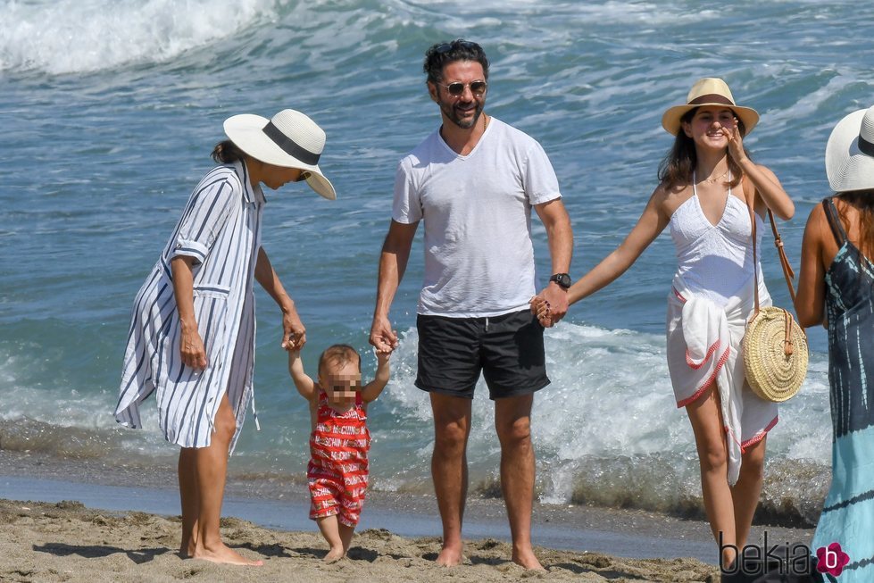 Eva Longoria con su marido Pepe Bastón y su amiga María Bravo paseando a su hijo en Marbella