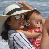 Eva Longoria posa con su hijo en la playa de Marbella