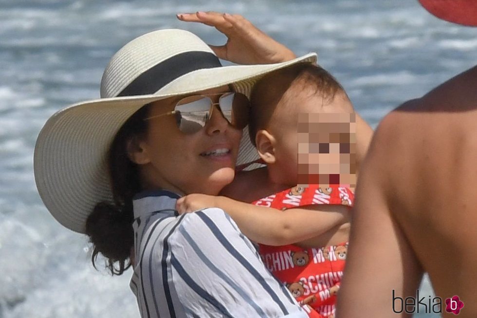 Eva Longoria posa con su hijo en la playa de Marbella