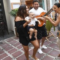 Eva Longoria pasea por Marbella con su hijo Santi y María Pineda