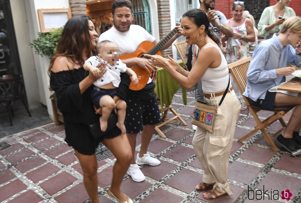 Eva Longoria pasea por Marbella con su hijo Santi y María Pineda