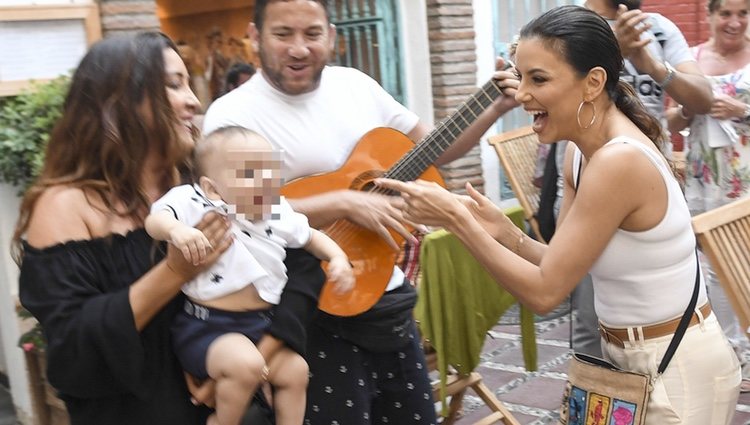 Eva Longoria pasea por Marbella con su hijo Santi y María Pineda