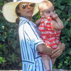 Eva Longoria posa con su hijo Santi Bastón en Marbella