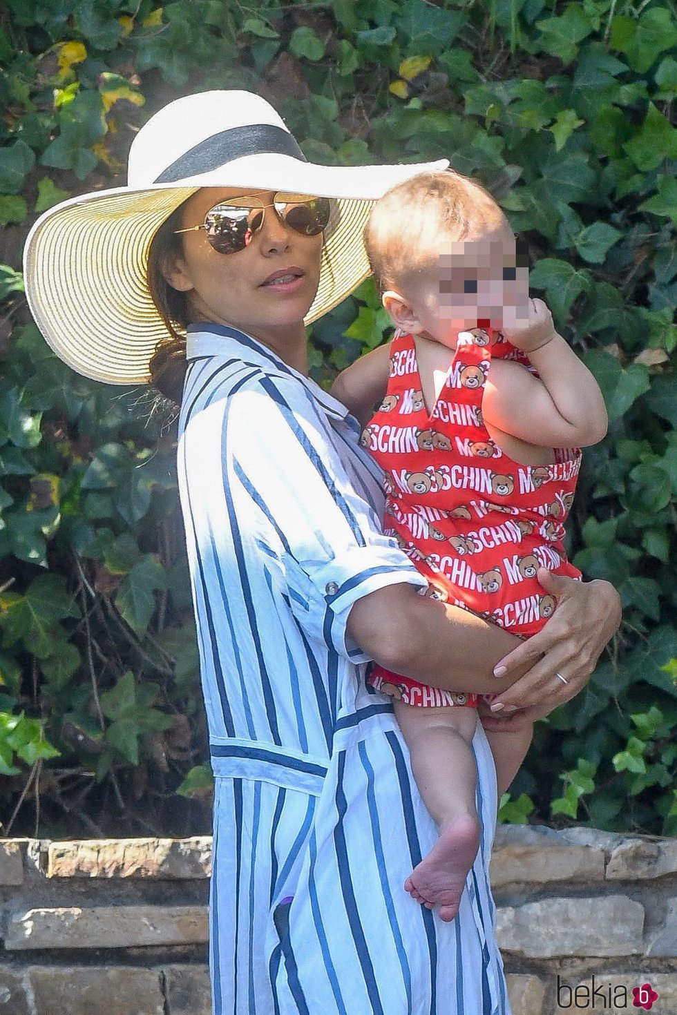 Eva Longoria posa con su hijo Santi Bastón en Marbella