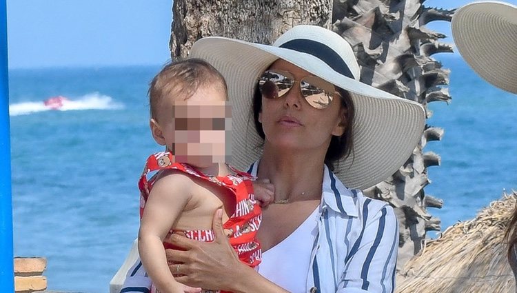 Eva Longoria pasea con su hijo Santi y una amiga en Marbella