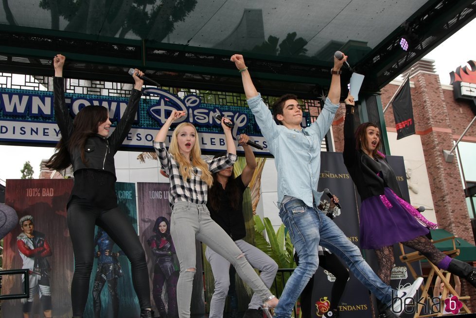 Dove Cameron y Cameron Boyce en un evento de Disney Channel