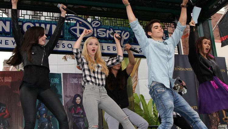 Dove Cameron y Cameron Boyce en un evento de Disney Channel