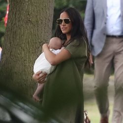 Meghan Markle con su hijo Archie Harrison en un partido de polo