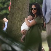 Meghan Markle con su hijo Archie Harrison en un partido de polo