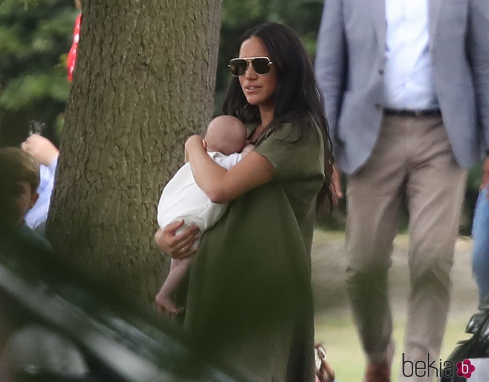 Meghan Markle con su hijo Archie Harrison en un partido de polo