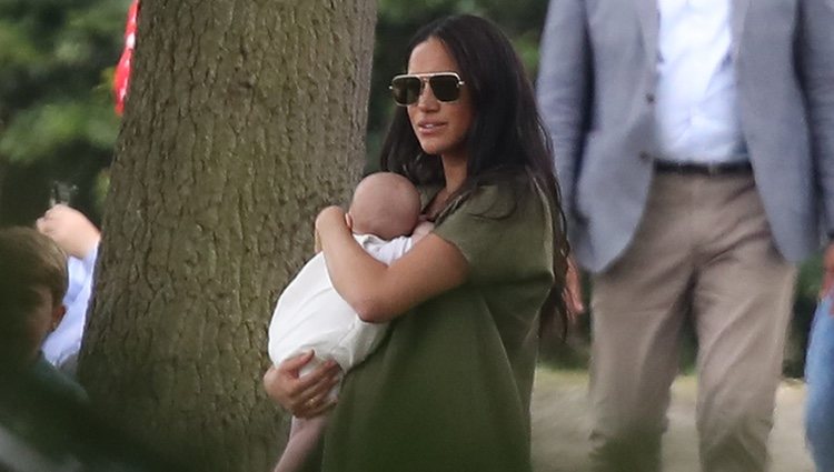 Meghan Markle con su hijo Archie Harrison en un partido de polo