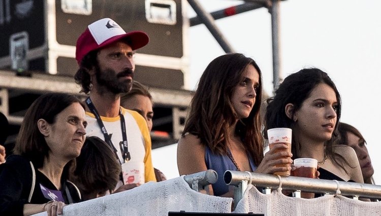 Leiva y Macarena García con Claudia Traisac en el Mad Cool Festival 2019