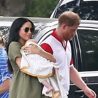 El Príncipe Harry y Meghan Markle con Archie Harrison en un partido benéfico de polo