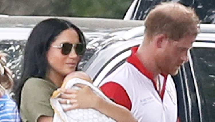 El Príncipe Harry y Meghan Markle con Archie Harrison en un partido benéfico de polo