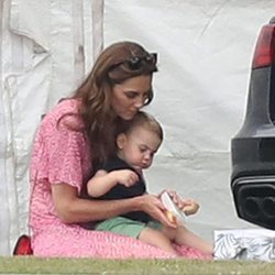 Kate Middleton y el Príncipe Luis en un partido benéfico de polo