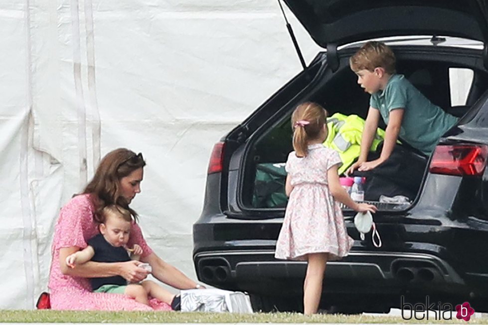 Kate Middleton, el Príncipe Jorge, la Princesa Carlota y el Príncipe Luis en un partido benéfico de polo