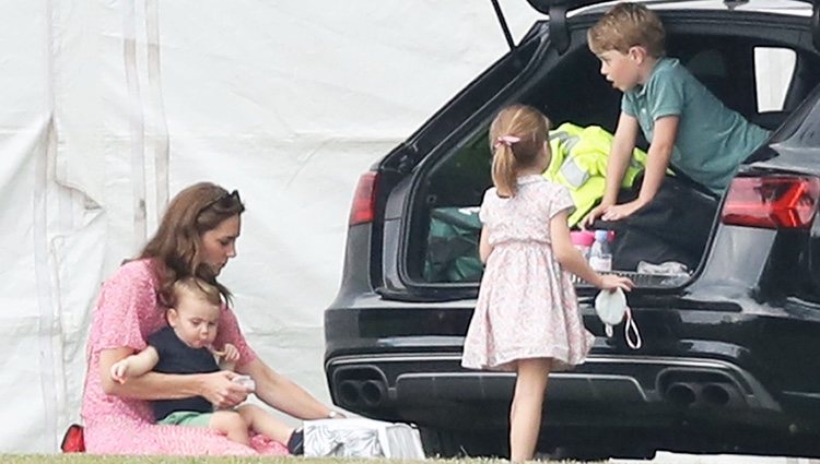 Kate Middleton, el Príncipe Jorge, la Princesa Carlota y el Príncipe Luis en un partido benéfico de polo