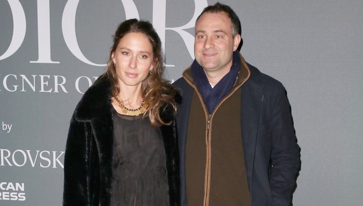 Ben Goldsmith junto a su mujer Jemima Jones