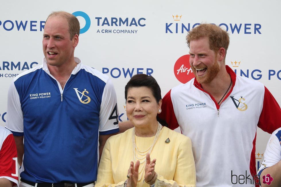 El Príncipe Guillermo y el Príncipe Harry en un partido de polo benéfico