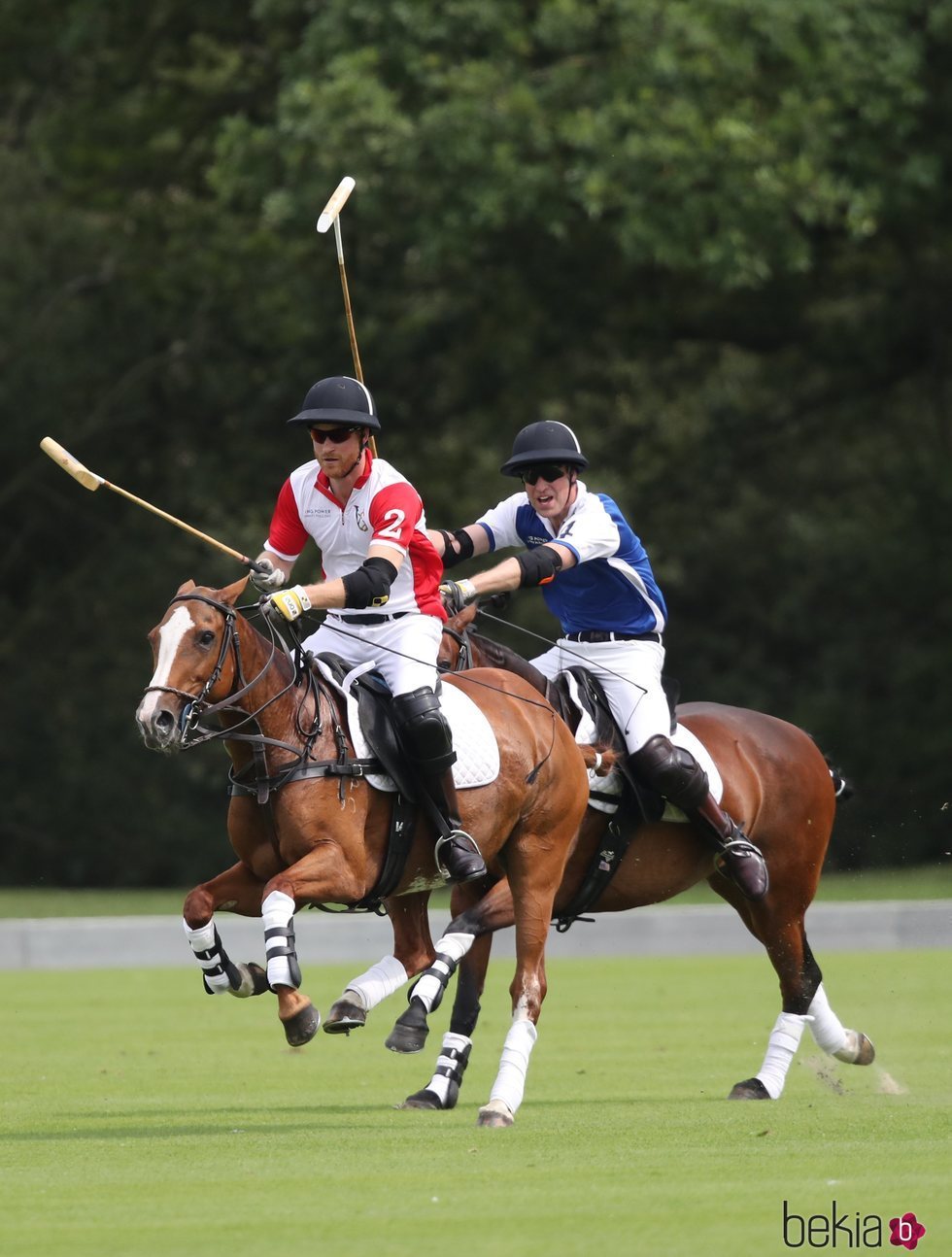 El Príncipe Guillermo y el Príncipe Harry disputando un partido benéfico de polo