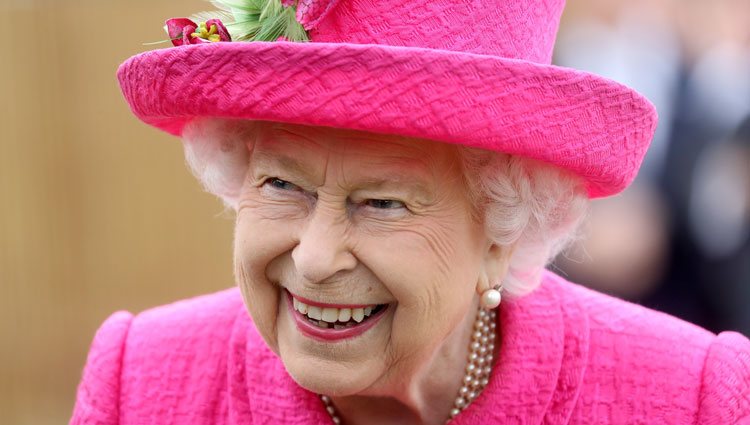 La Reina Isabel II visita el Instituto Nacional de Agricultura Botánica de Cambridge