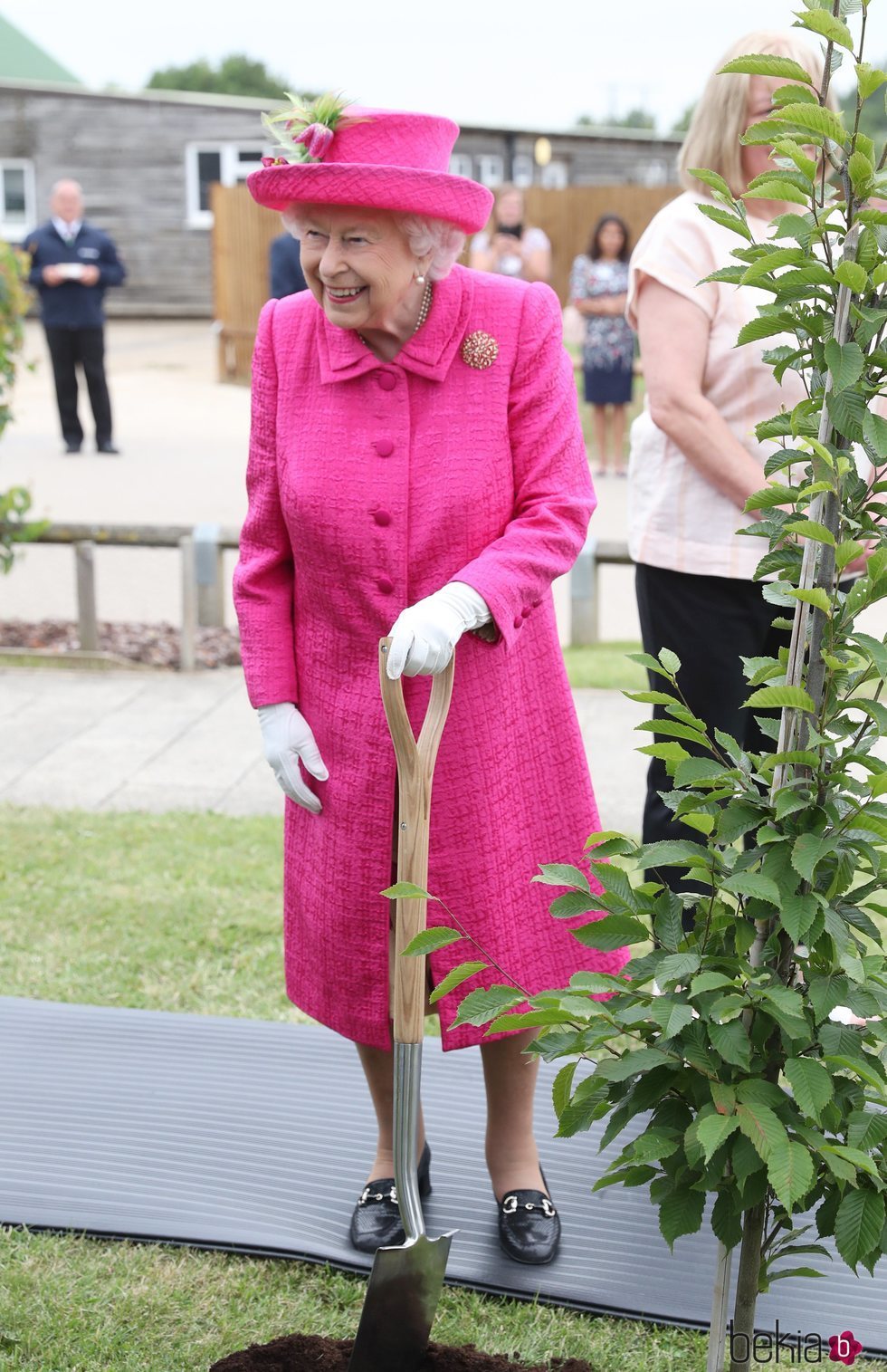 La Reina Isabel II plantando un árbol