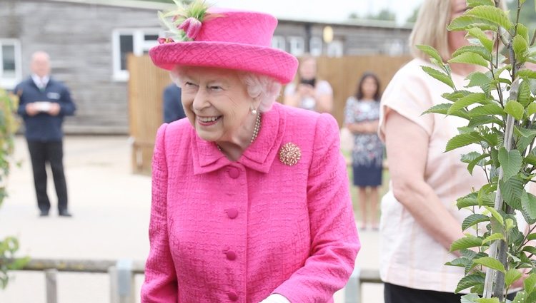 La Reina Isabel II plantando un árbol