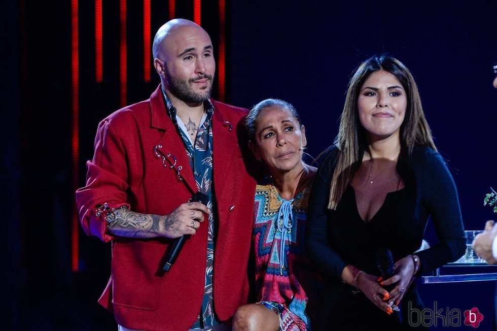 Isabel Pantoja con sus hijos Kiko Rivera y Chabelita Pantoja tras 'Supervivientes 2019'