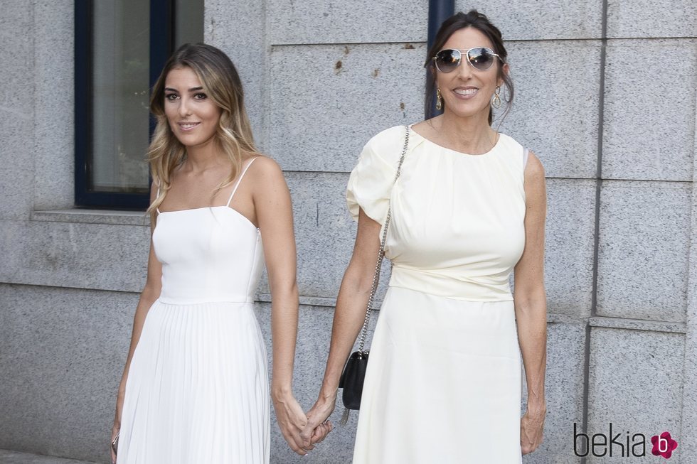 Paz Padilla, agarrada de la mano de su hija Anna Ferrer en su graduación