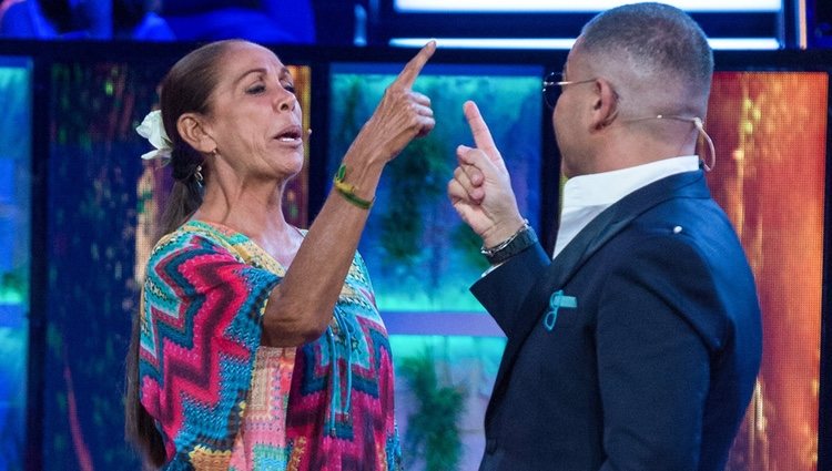 Isabel Pantoja y Jorge Javier Vázquez en un momento divertido de 'Supervivientes 2019'