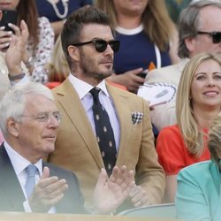 David Beckham asiste junto a su madre a la semifinal femenina de Wimbledon 2019