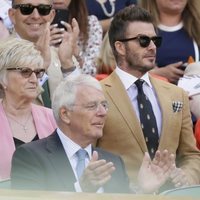 David Beckham asiste junto a su madre a la semifinal femenina de Wimbledon 2019