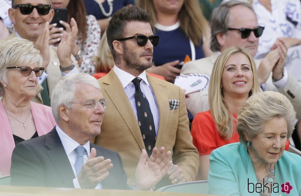 David Beckham asiste junto a su madre a la semifinal femenina de Wimbledon 2019